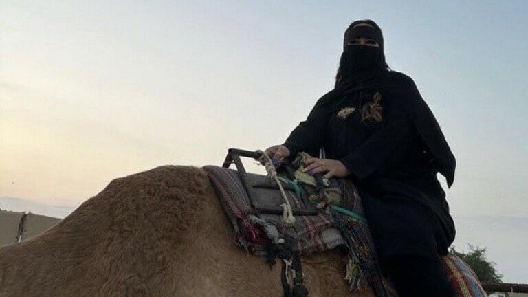 لن تصدق.. والدة نيمار تخطف الأضواء بإطلالة سياحية ملفتة في السعودية
