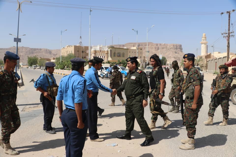 وزير الداخلية يتفقد عدد من النقاط الأمنية بمدينة سيئون