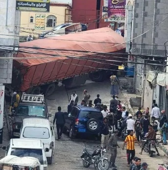 صمت حوثي.. انقلاب قاطرة يسفر عن تعطيل حركة المرور في إب وسط مناشدات المواطنين