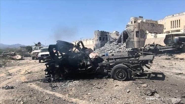 القاعدة تهاجم بسيارات مفخخة مقراً عسكرياً في محافظة أبين 