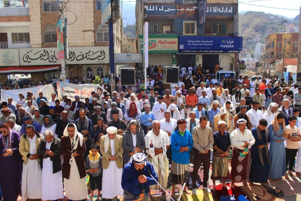 تعز : استمرار الاحتجاجات الرافضة للانفلات الأمني والمطالبة بالقبض على القتلة 