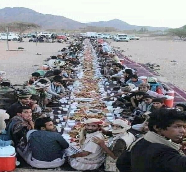 في هذه المحافظة اليمنية.. شاهد أطول مائدة إفطار رمضانية في اليمن تشعل مواقع التواصل ( صورة )