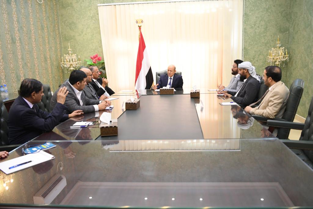 الرئيس رشاد العليمي يناقش عدد من التحديات في الساحة الوطنية