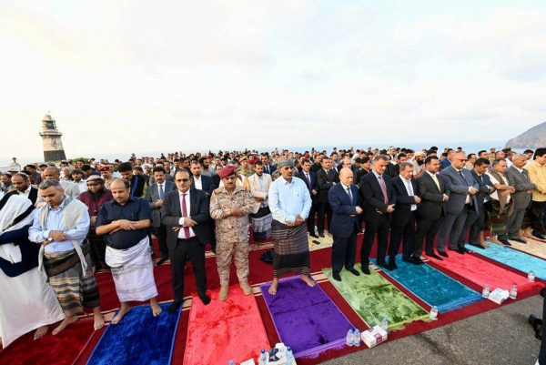 مع جموع المصلين .. الرئيس العليمي يؤدي صلاة عيد الفطر في عدن