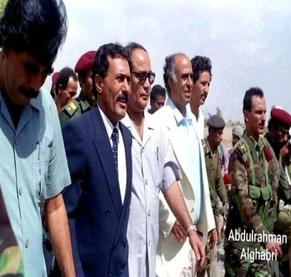 في مثل هذا اليوم التأريخي .. شاهد صورة للرئيس صالح والى جانبه نائبه البيض وكذا العطاس وكيف ظهروا فيها؟