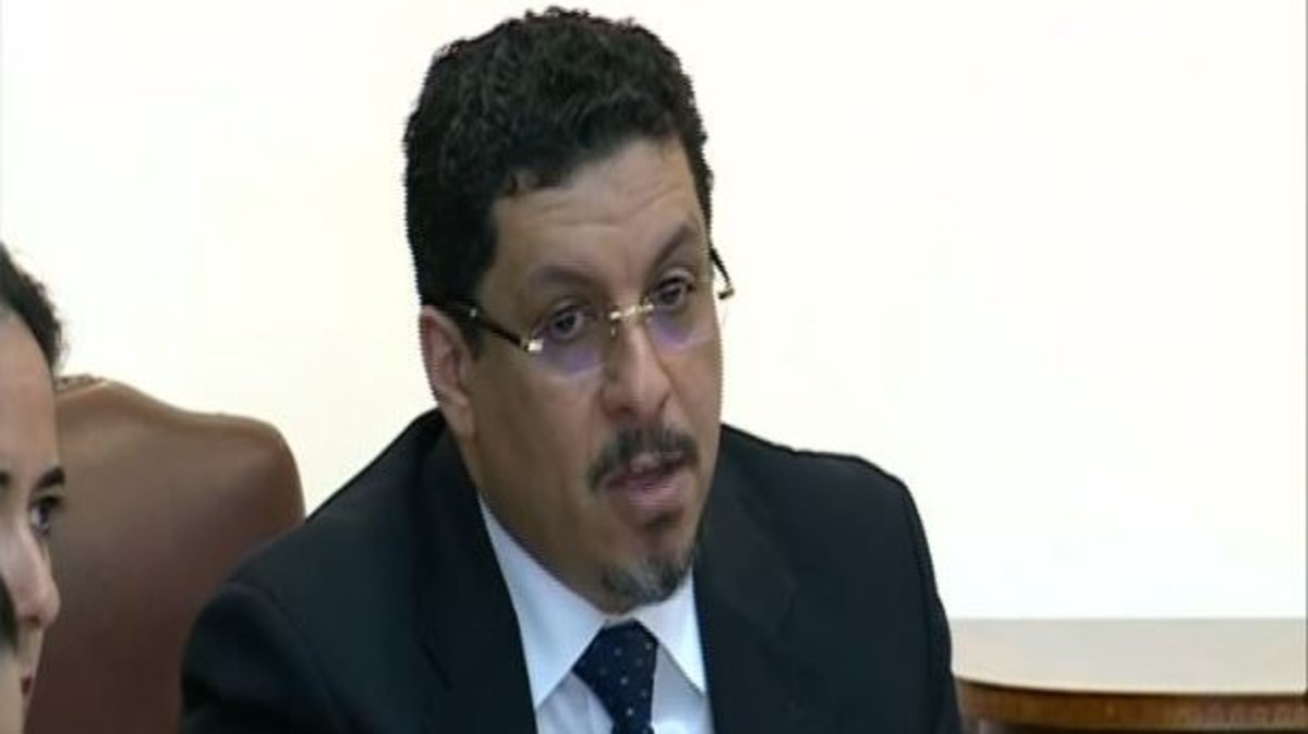 وزير الخارجية احمد عوض بن مبارك يشدد على اولويات رفع الحصار عن تعز