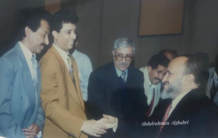 صورة نادرة لشاعر اليمن الدكتور المقالح الى جانب وزير سابق و موسيقار شهير 