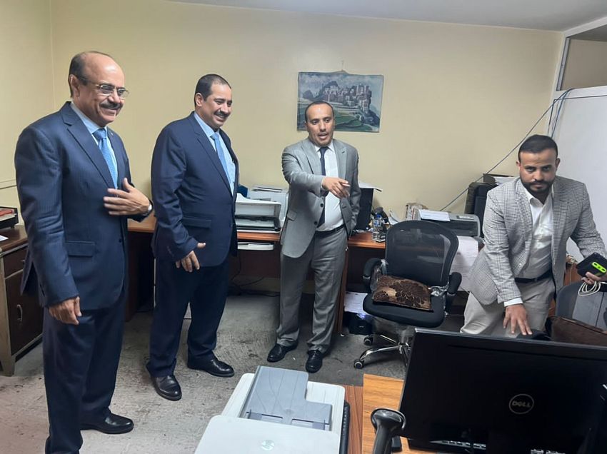 حيدان يتفقد سير العمل في مركز الإصدار الالي للجوازات بالسفارة اليمنية بعمّان