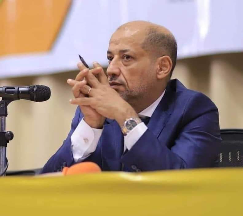 رياض الحروي: "أربع حاويات من العشب الصناعي تغادر ميناء عدن في طريقها إلى نادي الصقر"