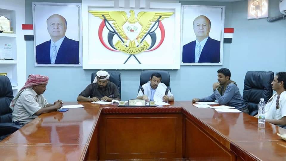 شبوة .. بن عديو يوقع على عقدي سفلتة طريقين بمديريتي عرماء و الصعيد في المحافظة