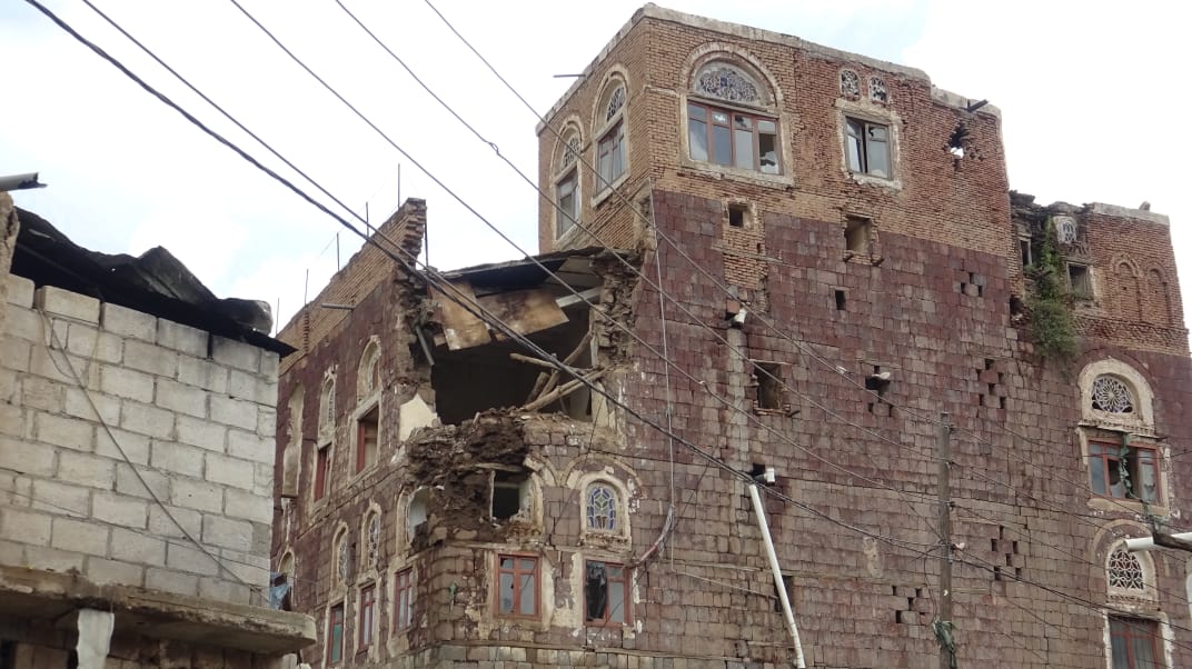 يريم.. انهيار مبني تاريخي حكومي بعد تحويله إلى سكن لقادة المليشيات الحوثية