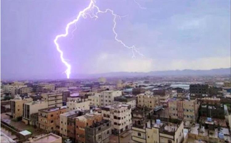 ثلاثة مواطنون يلقون مصرعهم بصواعق رعدية في محافظتين يمنية