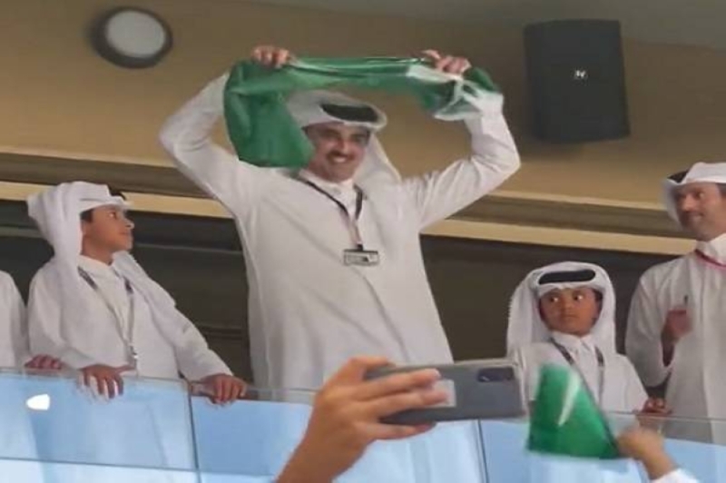 لن تصدق .. بعد سنوات من الخصام .. أمير قطر يرفع العلم السعودي ويتوشح به 