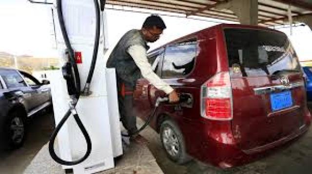 بالتزامن مع استمرار تعافي الريال اليمني ..اسعار البنزين تسجل اليوم انخاض جديد ومفاجئ بشكل كبير 