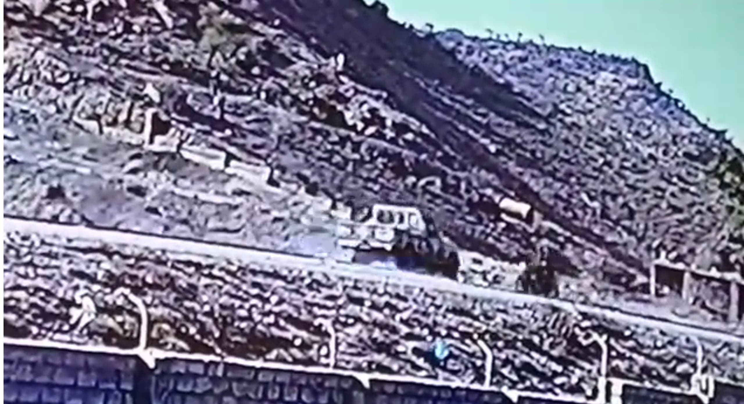 شاهد فيديو مرعب.. طقم حوثي يدهس طفلين في تعز