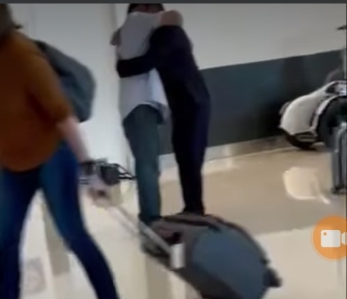 بعد فراق عشرون عاماً في أمريكا .. مغترب يمني يلتقي إبنه في مطار نيويورك .. فيديو