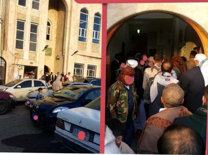 عقب حدوث أمر مفاجئ .. عشرات المصلين يغادرون جامع بالعاصمة صنعاء ويصلون في الشارع 