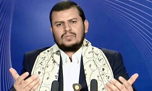 سيدة يمنية في صنعاء تمزق صورة زعيم المليشيا وهكذا كانت النهاية!