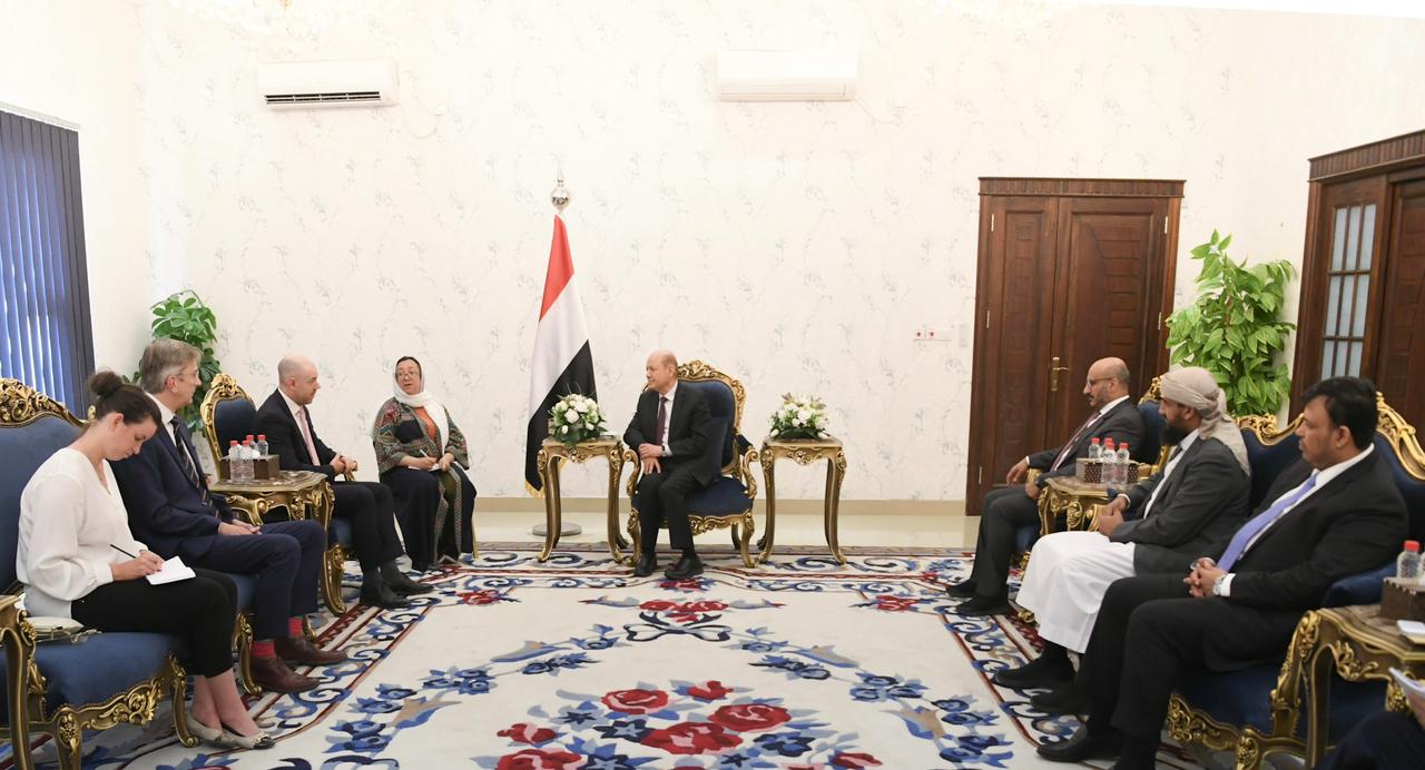 الرئيس رشاد العليمي يؤكد اهمية الدعم البريطاني للاصلاحات الاقتصادية والخدمية في اليمن 