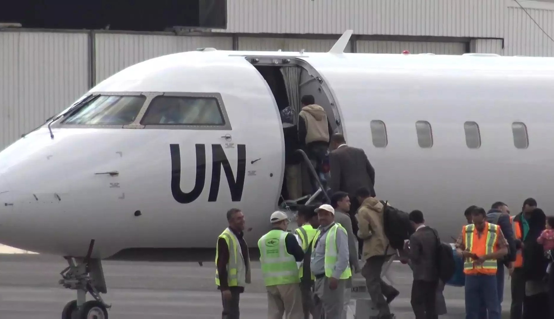 لجنة عسكرية وشخصيات مهمة تغادر صنعاء بطائرة للأمم المتحدة