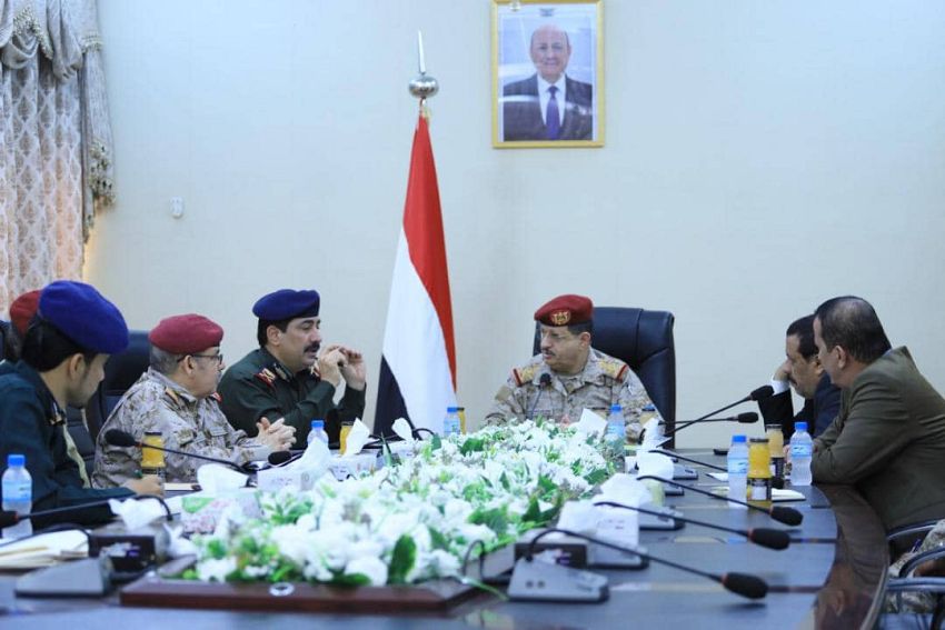 وزير الدفاع يعقد اجتماعا بالعاصمة المؤقتة عدن