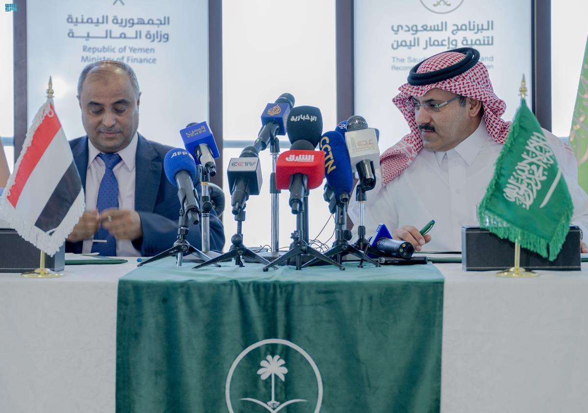 خبير اقتصادي يكشف سبب إيقاف الدعم المالي المقدم من السعودية والإمارات لليمن