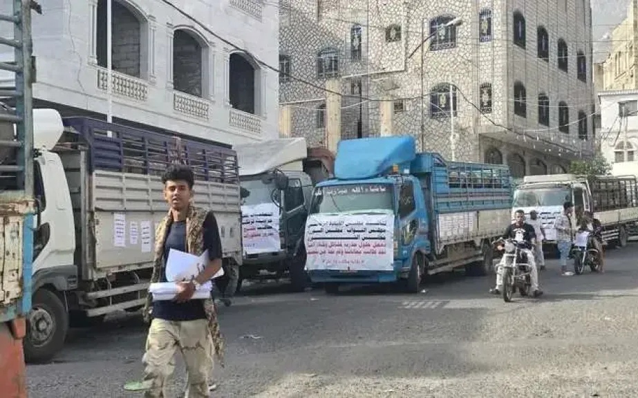 مالكو وكالات الغاز في تعز ينفذون مسيرة احتجاجية تنديدا باحتجاز قاطراتهم بلحج