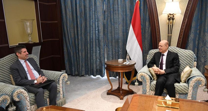 فخامة الرئيس رشاد العليمي يستقبل السفير الاميركي للبحث في دعم الاصلاحات الاقتصادية والخدمية