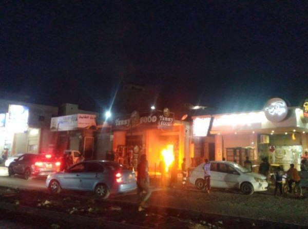 اندلاع حريق هائل في مطعمين شعبيين بالعاصمة اليمنية.. والأسباب مرعبة!