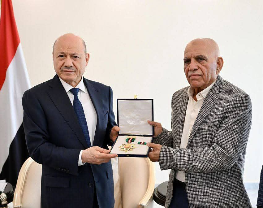 تقديراً لتضحياتها في الخدمة العامة .. الرئيس العليمي يمنح الشهيدة افتهان المشهري وسام الواجب