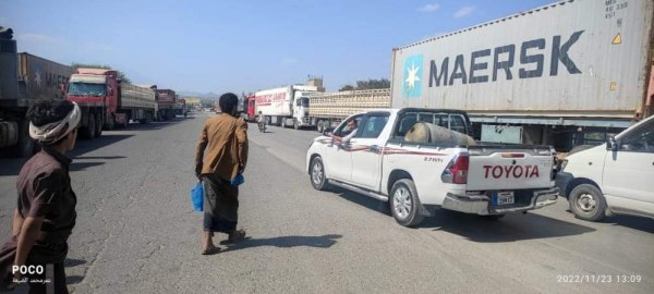 احتجاز شاحنات نقل البضائع في نقطة أمنية تتبع الحوثيين بهذه المدينة (تفاصيل)