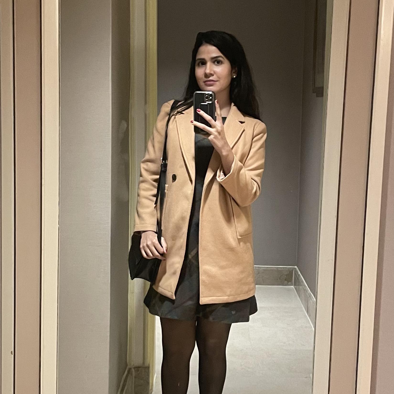 فستان صحفية يمنية يشعل مواقع التواصل ويخلق معركة جدل واسعة