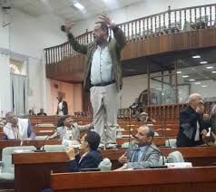 الحوثي يتآكل من الداخل .. أول تحرك لـ 40 نائباً في برلمان صنعاء لاسقاط هذه الشخصية الحوثية