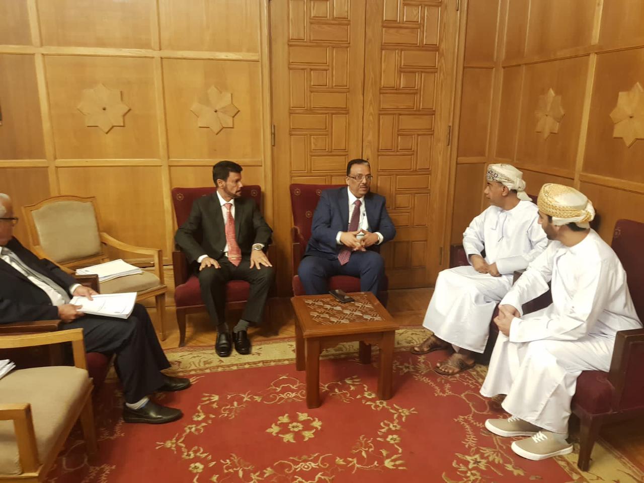 رئيس مصلحة الجمارك يبحث تعزيز آليات الضبط الجمركي بين اليمن وسلطنة عمان