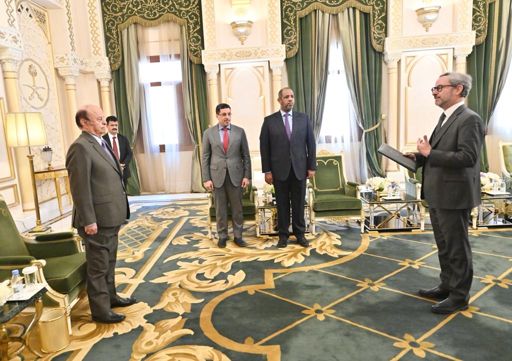 فخامة الرئيس هادي يتسلم أوراق اعتماد رئيس بعثة الإتحاد الأوروبي وسفير جمهورية كوبا