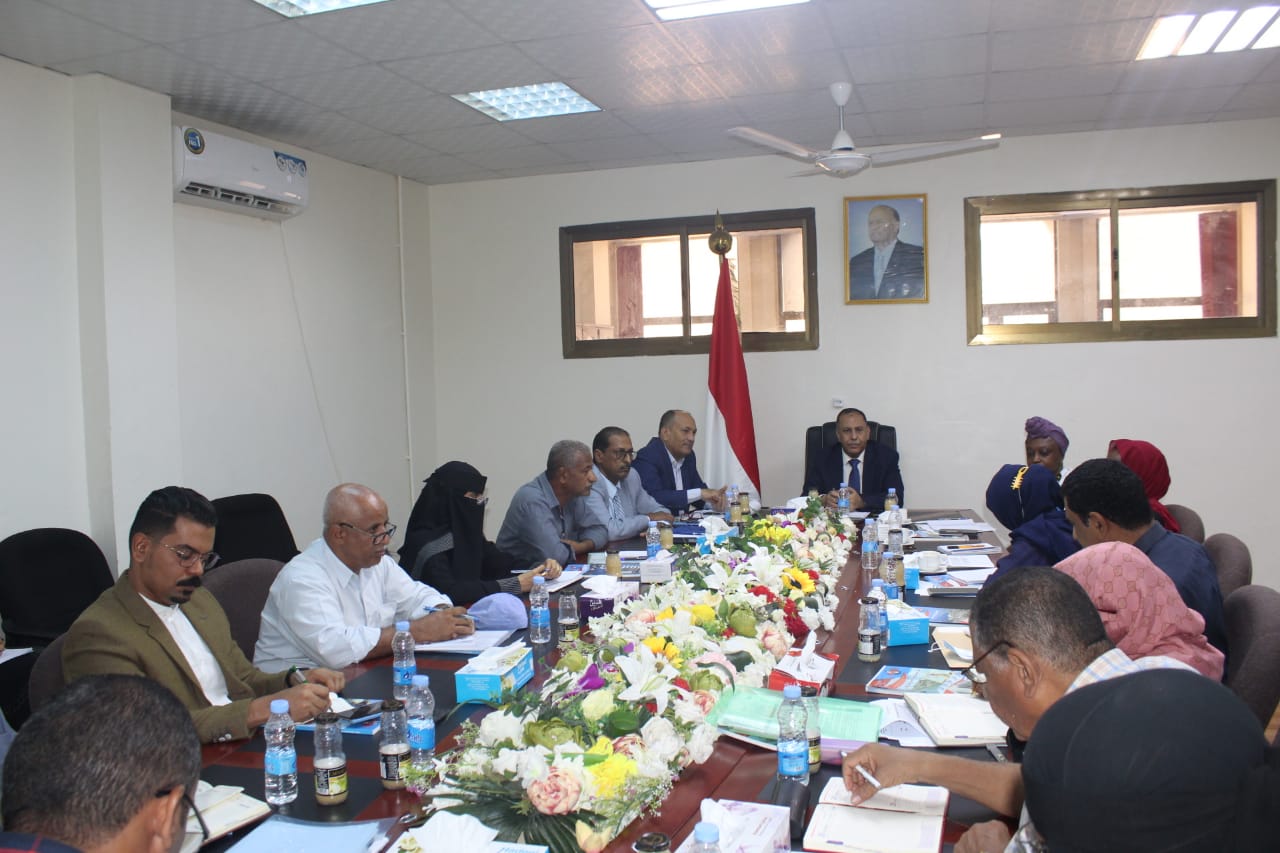 الوزير الاشول يناقش تأمين المخزون الغذائي من القمح