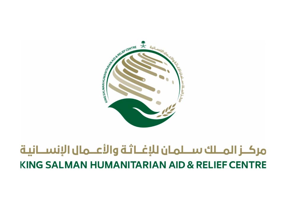 مركز الملك سلمان بحجة يوزع أكثر من 8000 سلة غذائية على النازحين 