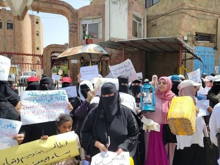 المئات من النساء في تعز ينظمن تظاهرة حاشدة للمطالبة بتوفير الخدمات الأساسية