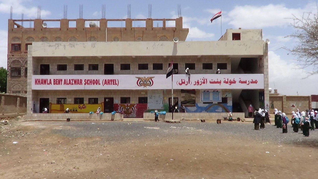 مناهج مفخخة ومعلمون بلا رواتب.. مدارس شبه خالية بمناطق سيطرة مليشيا الحوثي مع بداية عام دراسي جديد!