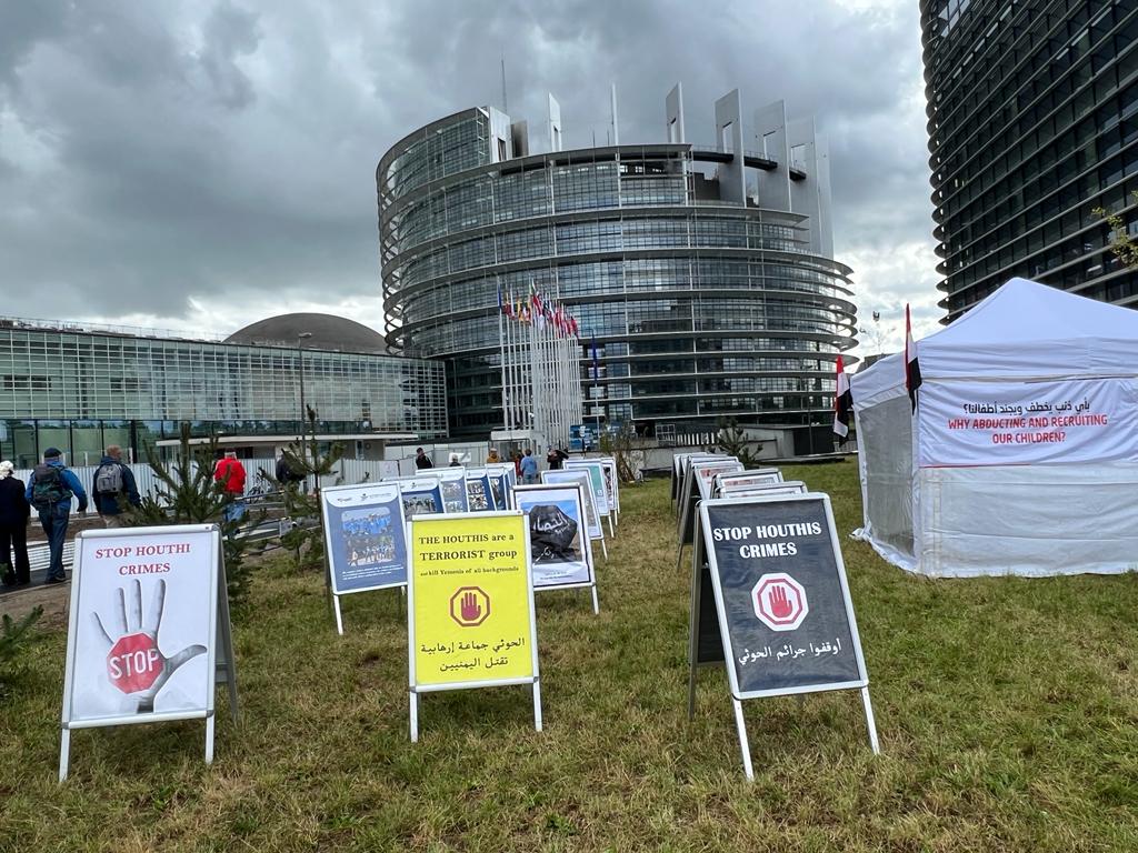 معرض صور أمام مقر البرلمان الأوروبي في ستراسبورغ.. الانتهاكات الحوثية لن تسقط بالتقادم 