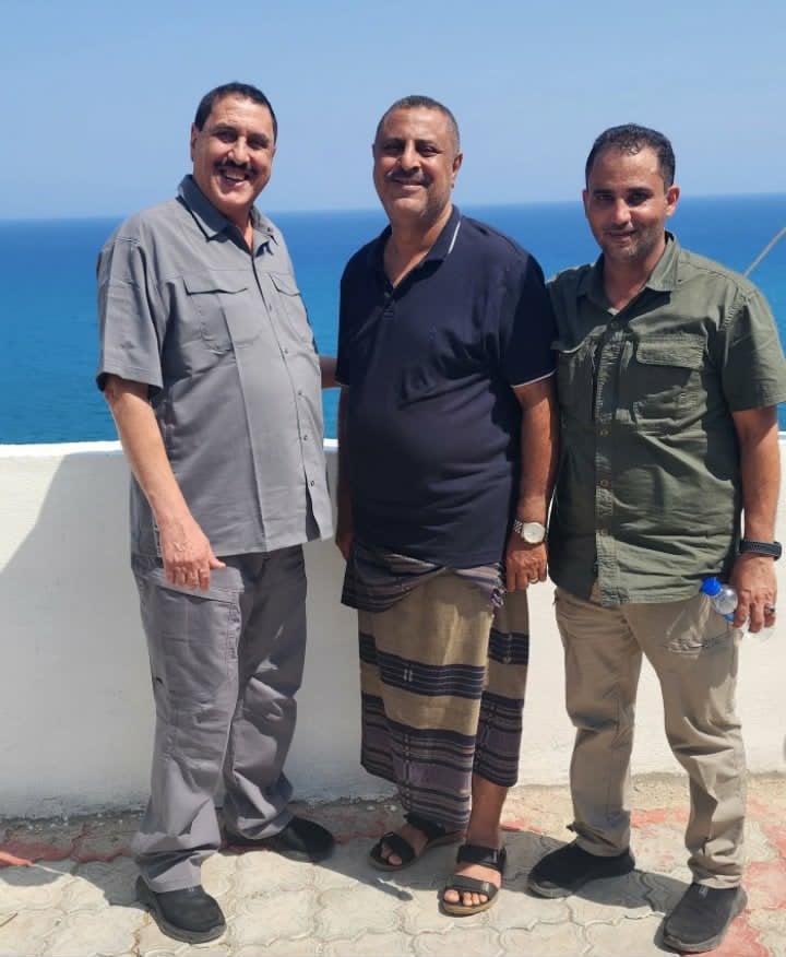 مدير أمن عدن يظهر في صورة مع شخصية مقربه من طارق صالح