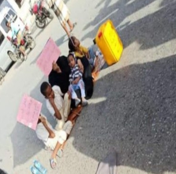 صورة لإمرأة يمنية تفترش الشارع مع أبنائها بحثاً عن لقمة العيش هزت مشاعر اليمنيين
