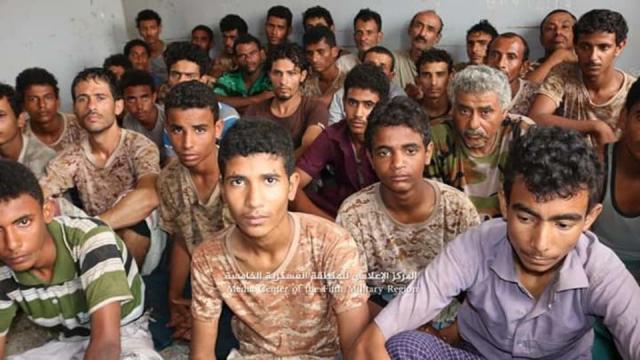 عناصر حوثية من"فئة الأطفال " تقع أسيرة في قبضة الجيش الوطني وتعترف أن الميليشيات خدعتهم.. فيديو 