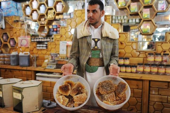 وصفته صحيفة دولية بذهب اليمن السائل .. نحالو اليمن يتحدون الحرب ...