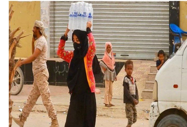 شاهد طفلة يمنية ..ساقية ماء تخطف الأنظار