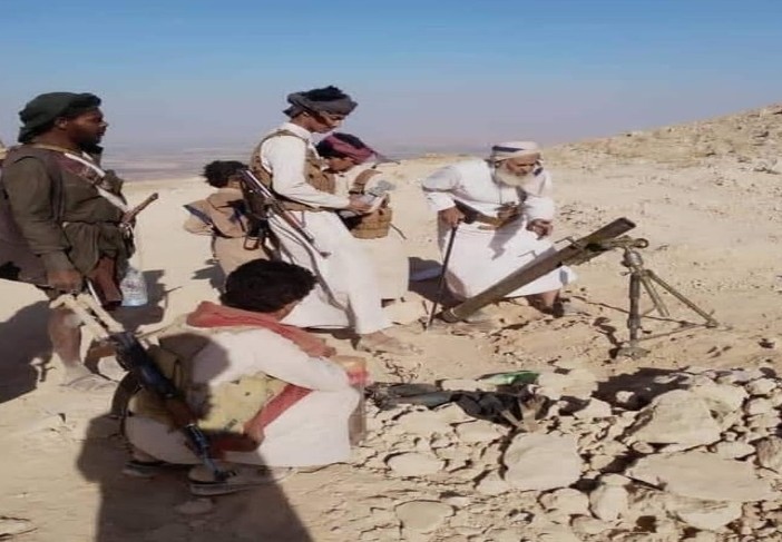 صورة من قلب معارك مأرب لمسن يمني يقاتل الحوثيين تشعل مواقع التواصل 