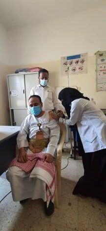 شاهد أول مسؤول يمني رفيع يتلقى لقاح كورونا في هذه المحافظة! 