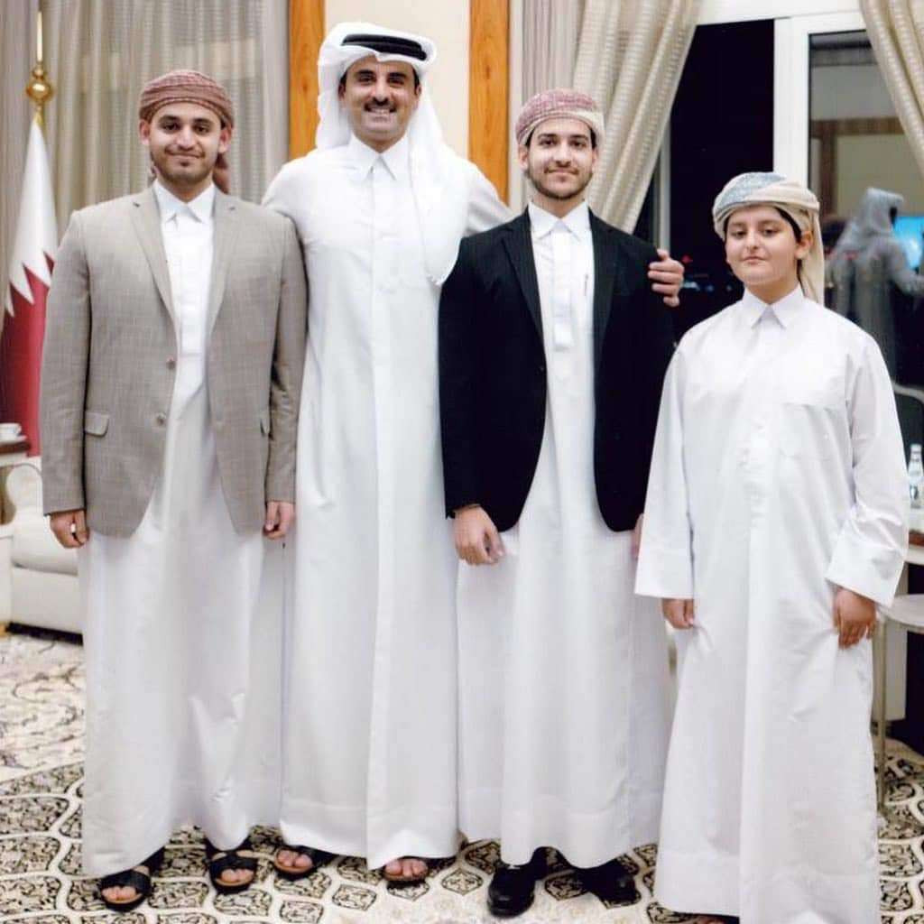شاهد أمير قطر يلتقي أسرة يمنية .. ويقدم لهم واجب العزاء