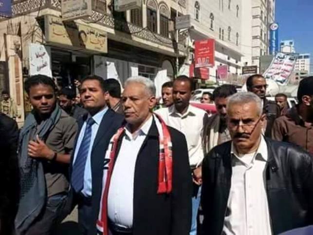 سياسي يمني تقدم أول مسيرة خرجت في صنعاء ضد الإنقلاب الحوثي..صورة