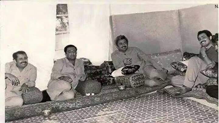 شاهد صورة لرئيس يمني أحبه الشعب بدون مساند خلف ظهره وإستلف المداكي لضيوفه من الجيران 